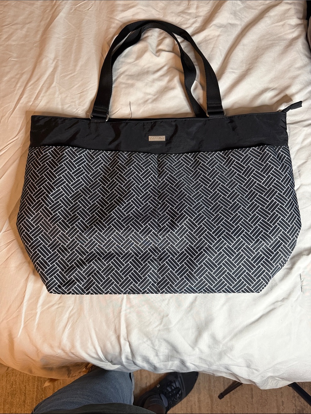 Baggallini.  Black & White Geometric Pattern Carryall Tote.